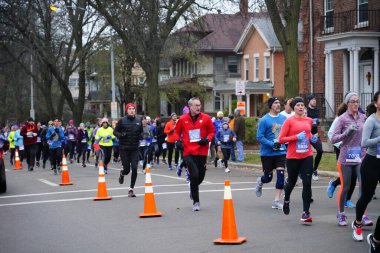 Madison, Wisconsin / ABD - 10 Kasım 2019: Birçok koşucu ve koşucu ve koşucu MADISON MARATHON 'a SSM HASTANESİ tarafından sunuldu.