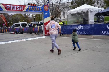 Madison, Wisconsin / ABD - 10 Kasım 2019: Birçok koşucu ve koşucu ve koşucu MADISON MARATHON 'a SSM HASTANESİ tarafından sunuldu.