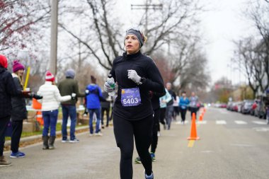 Madison, Wisconsin / ABD - 10 Kasım 2019: Birçok koşucu ve koşucu ve koşucu MADISON MARATHON 'a SSM HASTANESİ tarafından sunuldu.