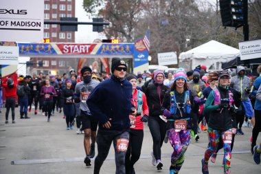 Madison, Wisconsin / ABD - 10 Kasım 2019: Birçok koşucu ve koşucu ve koşucu MADISON MARATHON 'a SSM HASTANESİ tarafından sunuldu.