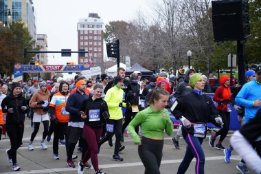 Madison, Wisconsin / ABD - 10 Kasım 2019: Birçok koşucu ve koşucu ve koşucu MADISON MARATHON 'a SSM HASTANESİ tarafından sunuldu.