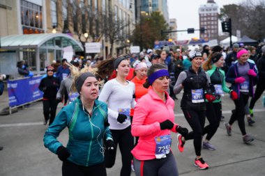 Madison, Wisconsin / ABD - 10 Kasım 2019: Birçok koşucu ve koşucu ve koşucu MADISON MARATHON 'a SSM HASTANESİ tarafından sunuldu.