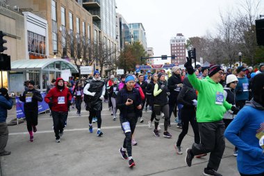 Madison, Wisconsin / ABD - 10 Kasım 2019: Birçok koşucu ve koşucu ve koşucu MADISON MARATHON 'a SSM HASTANESİ tarafından sunuldu.
