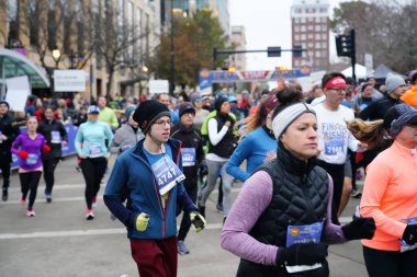 Madison, Wisconsin / ABD - 10 Kasım 2019: Birçok koşucu ve koşucu ve koşucu MADISON MARATHON 'a SSM HASTANESİ tarafından sunuldu.