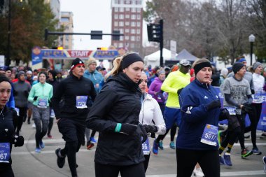Madison, Wisconsin / ABD - 10 Kasım 2019: Birçok koşucu ve koşucu ve koşucu MADISON MARATHON 'a SSM HASTANESİ tarafından sunuldu.