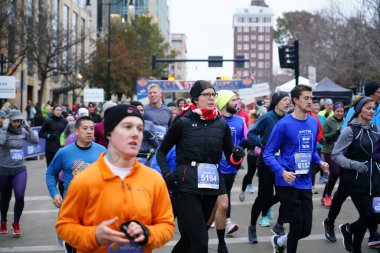 Madison, Wisconsin / ABD - 10 Kasım 2019: Birçok koşucu ve koşucu ve koşucu MADISON MARATHON 'a SSM HASTANESİ tarafından sunuldu.