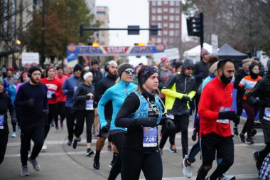 Madison, Wisconsin / ABD - 10 Kasım 2019: Birçok koşucu ve koşucu ve koşucu MADISON MARATHON 'a SSM HASTANESİ tarafından sunuldu.