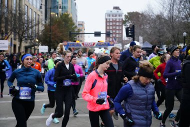 Madison, Wisconsin / ABD - 10 Kasım 2019: Birçok koşucu ve koşucu ve koşucu MADISON MARATHON 'a SSM HASTANESİ tarafından sunuldu.