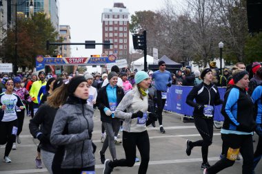 Madison, Wisconsin / ABD - 10 Kasım 2019: Birçok koşucu ve koşucu ve koşucu MADISON MARATHON 'a SSM HASTANESİ tarafından sunuldu.