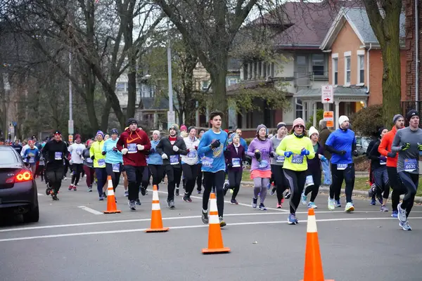 Madison, Wisconsin / ABD - 10 Kasım 2019: Birçok koşucu ve koşucu ve koşucu MADISON MARATHON 'a SSM HASTANESİ tarafından sunuldu.