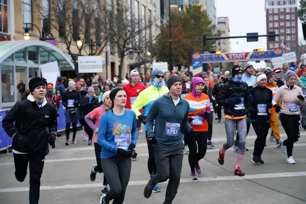 Madison, Wisconsin / ABD - 10 Kasım 2019: Birçok koşucu ve koşucu ve koşucu MADISON MARATHON 'a SSM HASTANESİ tarafından sunuldu.