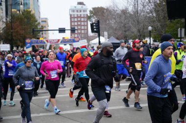 Madison, Wisconsin / ABD - 10 Kasım 2019: Birçok koşucu ve koşucu ve koşucu MADISON MARATHON 'a SSM HASTANESİ tarafından sunuldu.