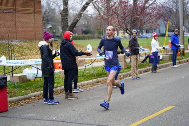 Madison, Wisconsin / ABD - 10 Kasım 2019: Birçok koşucu ve koşucu ve koşucu MADISON MARATHON 'a SSM HASTANESİ tarafından sunuldu.