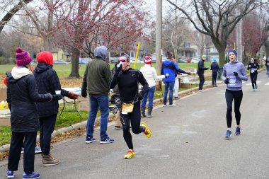 Madison, Wisconsin / ABD - 10 Kasım 2019: Birçok koşucu ve koşucu ve koşucu MADISON MARATHON 'a SSM HASTANESİ tarafından sunuldu.