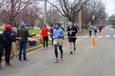Madison, Wisconsin / ABD - 10 Kasım 2019: Birçok koşucu ve koşucu ve koşucu MADISON MARATHON 'a SSM HASTANESİ tarafından sunuldu.