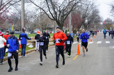 Madison, Wisconsin / ABD - 10 Kasım 2019: Birçok koşucu ve koşucu ve koşucu MADISON MARATHON 'a SSM HASTANESİ tarafından sunuldu.