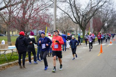 Madison, Wisconsin / ABD - 10 Kasım 2019: Birçok koşucu ve koşucu ve koşucu MADISON MARATHON 'a SSM HASTANESİ tarafından sunuldu.