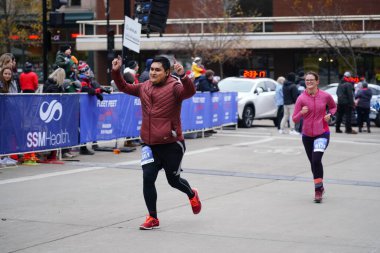 Madison, Wisconsin / ABD - 10 Kasım 2019: Birçok koşucu ve koşucu ve koşucu MADISON MARATHON 'a SSM HASTANESİ tarafından sunuldu.