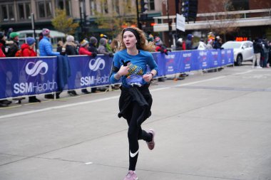 Madison, Wisconsin / ABD - 10 Kasım 2019: Birçok koşucu ve koşucu ve koşucu MADISON MARATHON 'a SSM HASTANESİ tarafından sunuldu.