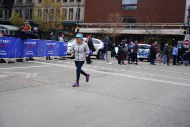 Madison, Wisconsin / ABD - 10 Kasım 2019: Birçok koşucu ve koşucu ve koşucu MADISON MARATHON 'a SSM HASTANESİ tarafından sunuldu.