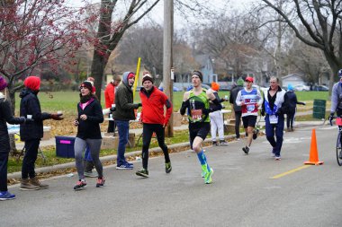 Madison, Wisconsin / ABD - 10 Kasım 2019: Birçok koşucu ve koşucu ve koşucu MADISON MARATHON 'a SSM HASTANESİ tarafından sunuldu.