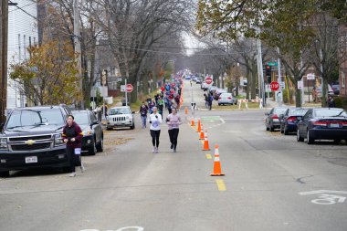 Madison, Wisconsin / ABD - 10 Kasım 2019: Birçok koşucu ve koşucu ve koşucu MADISON MARATHON 'a SSM HASTANESİ tarafından sunuldu.
