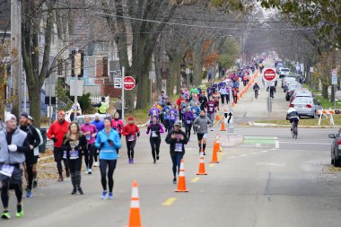 Madison, Wisconsin / ABD - 10 Kasım 2019: Birçok koşucu ve koşucu ve koşucu MADISON MARATHON 'a SSM HASTANESİ tarafından sunuldu.