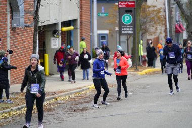 Madison, Wisconsin / ABD - 10 Kasım 2019: Birçok koşucu ve koşucu ve koşucu MADISON MARATHON 'a SSM HASTANESİ tarafından sunuldu.