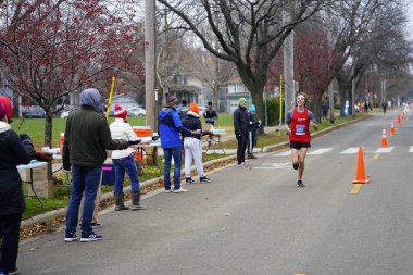Madison, Wisconsin / ABD - 10 Kasım 2019: Birçok koşucu ve koşucu ve koşucu MADISON MARATHON 'a SSM HASTANESİ tarafından sunuldu.