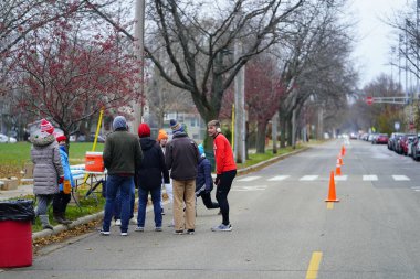 Madison, Wisconsin / ABD - 10 Kasım 2019: Birçok koşucu ve koşucu ve koşucu MADISON MARATHON 'a SSM HASTANESİ tarafından sunuldu.