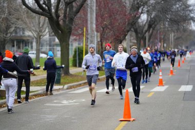 Madison, Wisconsin / ABD - 10 Kasım 2019: Birçok koşucu ve koşucu ve koşucu MADISON MARATHON 'a SSM HASTANESİ tarafından sunuldu.