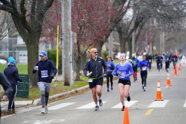 Madison, Wisconsin / ABD - 10 Kasım 2019: Birçok koşucu ve koşucu ve koşucu MADISON MARATHON 'a SSM HASTANESİ tarafından sunuldu.