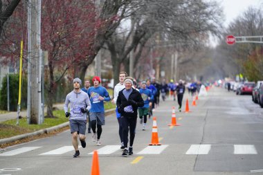 Madison, Wisconsin / ABD - 10 Kasım 2019: Birçok koşucu ve koşucu ve koşucu MADISON MARATHON 'a SSM HASTANESİ tarafından sunuldu.