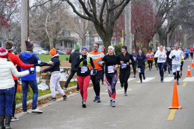 Madison, Wisconsin / ABD - 10 Kasım 2019: Birçok koşucu ve koşucu ve koşucu MADISON MARATHON 'a SSM HASTANESİ tarafından sunuldu.