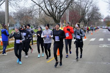 Madison, Wisconsin / ABD - 10 Kasım 2019: Birçok koşucu ve koşucu ve koşucu MADISON MARATHON 'a SSM HASTANESİ tarafından sunuldu.