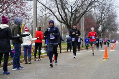 Madison, Wisconsin / ABD - 10 Kasım 2019: Birçok koşucu ve koşucu ve koşucu MADISON MARATHON 'a SSM HASTANESİ tarafından sunuldu.