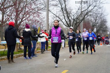 Madison, Wisconsin / ABD - 10 Kasım 2019: Birçok koşucu ve koşucu ve koşucu MADISON MARATHON 'a SSM HASTANESİ tarafından sunuldu.