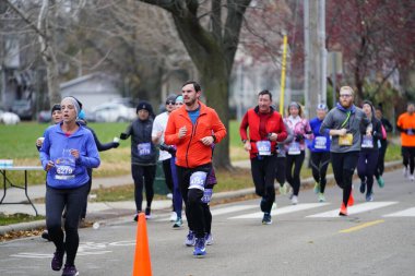 Madison, Wisconsin / ABD - 10 Kasım 2019: Birçok koşucu ve koşucu ve koşucu MADISON MARATHON 'a SSM HASTANESİ tarafından sunuldu.