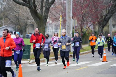 Madison, Wisconsin / ABD - 10 Kasım 2019: Birçok koşucu ve koşucu ve koşucu MADISON MARATHON 'a SSM HASTANESİ tarafından sunuldu.
