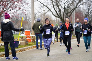 Madison, Wisconsin / ABD - 10 Kasım 2019: Birçok koşucu ve koşucu ve koşucu MADISON MARATHON 'a SSM HASTANESİ tarafından sunuldu.