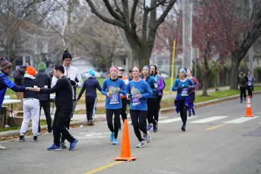 Madison, Wisconsin / ABD - 10 Kasım 2019: Birçok koşucu ve koşucu ve koşucu MADISON MARATHON 'a SSM HASTANESİ tarafından sunuldu.
