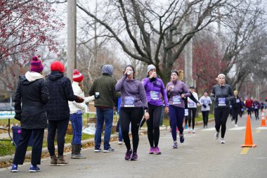 Madison, Wisconsin / ABD - 10 Kasım 2019: Birçok koşucu ve koşucu ve koşucu MADISON MARATHON 'a SSM HASTANESİ tarafından sunuldu.