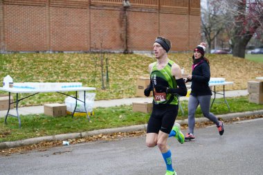 Madison, Wisconsin / ABD - 10 Kasım 2019: Birçok koşucu ve koşucu ve koşucu MADISON MARATHON 'a SSM HASTANESİ tarafından sunuldu.