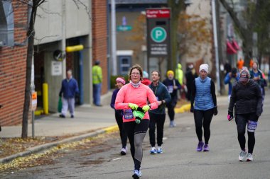 Madison, Wisconsin / ABD - 10 Kasım 2019: Birçok koşucu ve koşucu ve koşucu MADISON MARATHON 'a SSM HASTANESİ tarafından sunuldu.