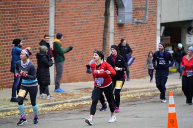 Madison, Wisconsin / ABD - 10 Kasım 2019: Birçok koşucu ve koşucu ve koşucu MADISON MARATHON 'a SSM HASTANESİ tarafından sunuldu.