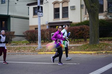 Madison, Wisconsin / ABD - 10 Kasım 2019: Birçok koşucu ve koşucu ve koşucu MADISON MARATHON 'a SSM HASTANESİ tarafından sunuldu.