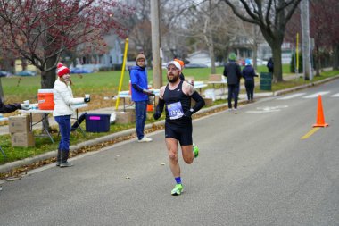 Madison, Wisconsin / ABD - 10 Kasım 2019: Birçok koşucu ve koşucu ve koşucu MADISON MARATHON 'a SSM HASTANESİ tarafından sunuldu.