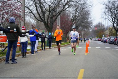 Madison, Wisconsin / ABD - 10 Kasım 2019: Birçok koşucu ve koşucu ve koşucu MADISON MARATHON 'a SSM HASTANESİ tarafından sunuldu.