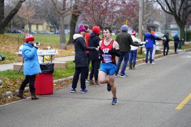 Madison, Wisconsin / ABD - 10 Kasım 2019: Birçok koşucu ve koşucu ve koşucu MADISON MARATHON 'a SSM HASTANESİ tarafından sunuldu.