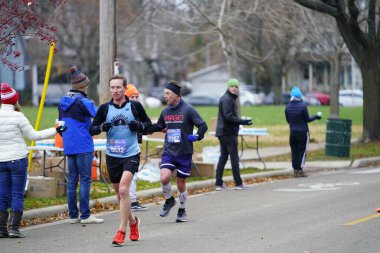Madison, Wisconsin / ABD - 10 Kasım 2019: Birçok koşucu ve koşucu ve koşucu MADISON MARATHON 'a SSM HASTANESİ tarafından sunuldu.